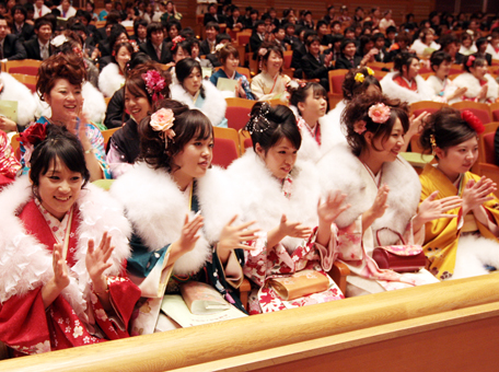 華やかな晴れ着姿が目立った成人祝賀式