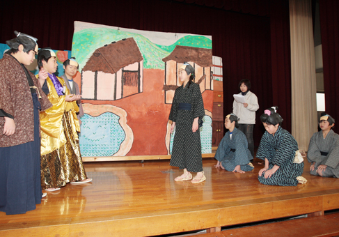 創作劇上演に向けて熱心に稽古する有年小6年生児童