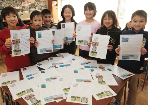 オーストラリアの同級生から届いた手紙を喜ぶ城西小児童