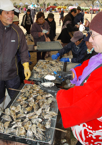 大好評だった焼きカキの無料サービス