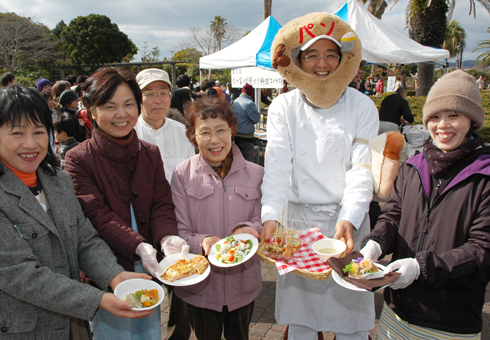 創作メニューが披露された「我が家の自慢かき料理コンテスト」。右から2人目が優勝した鈴木誠さん