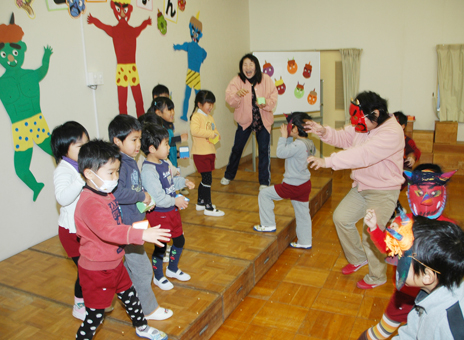 元気に豆まきをする園児たち=有年幼稚園