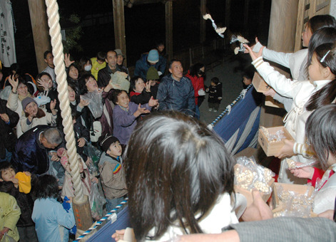 福を求める人たちから大きな歓声が上がった節分祭