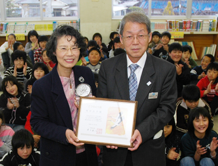 こうのとり賞を受賞した堀田品子さん