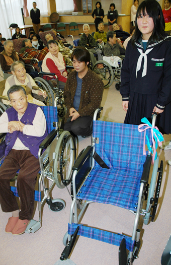 今年も赤穂西中学校から桜谷荘に寄贈された車いす