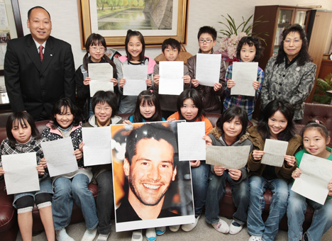 ハリウッド版忠臣蔵映画に主演のキアヌ・リーブスさんにファンレターを書いた城西小の児童たち