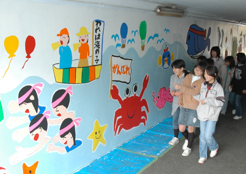 完成した壁画を見る坂越小６年生児童
