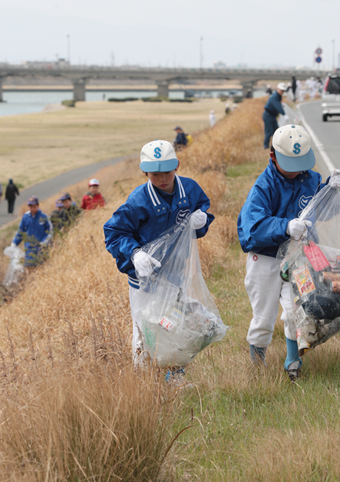 ライオンズクラブの呼びかけで行われた千種川合同清掃