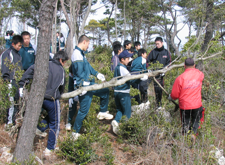 黒鉄山の頂上エリアを整備する赤穂西中学校と大津自治会のみなさん