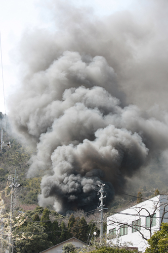 黒煙を上げて燃える火災=3月21日午後1時2分撮影