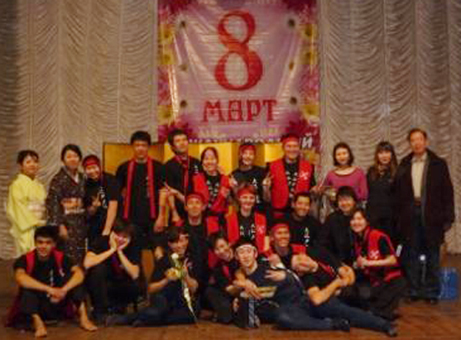 コンサート会場での記念写真。後列左から2人目が伊藤さん