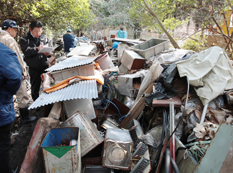 現場を検分する県職員