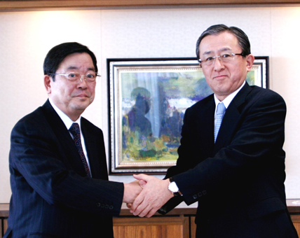 調印後、握手を交わす仲田裕一・JFE炉材社長(右)と西尾英昭・品川白煉瓦社長