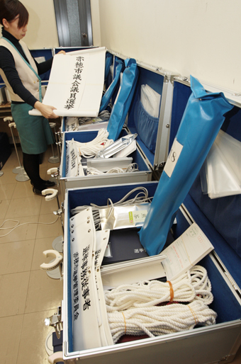 投票所の備品をチェックする選管スタッフ