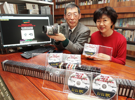 忠臣蔵研究の成果をDVDにまとめた有政一昭さん。妻の智子さんはナレーターとして協力