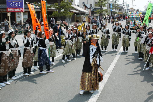 勝どきを上げる「春の義士祭」メインの女人義士行列