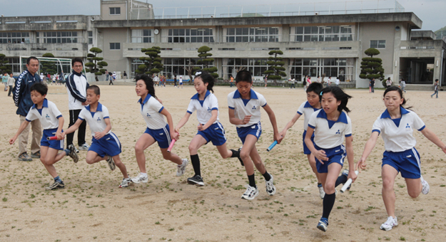 大会に向けてバトンパスを合わせる選手たち
