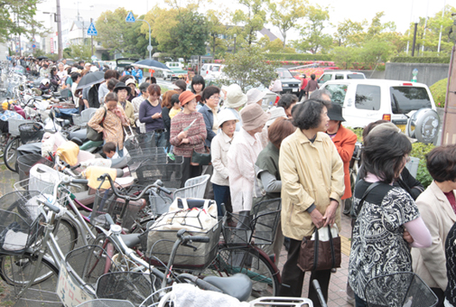 商品券を求め、最多でおよそ2000人が並んだ