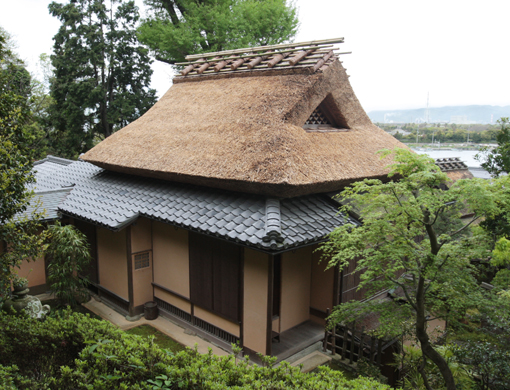 屋根を葺き替えた「明遠楼」