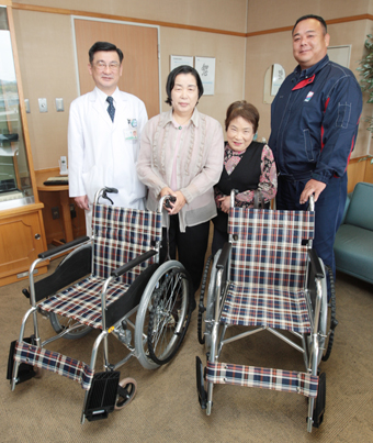 實光章院長に車いすを渡す木村佳史会長ら協会役員