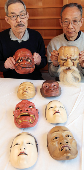 能面展に出品する奥藤さん(左)、上杉さんと作品