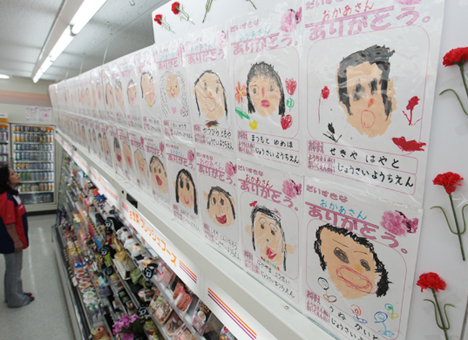 子どもたちの作品が並ぶ似顔絵展