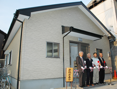 碁会所の移転オープンを祝うテープカット