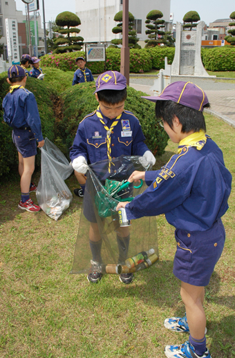 JR播州赤穂駅のロータリーでごみを拾うカブスカウト隊員
