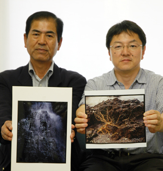 国展で入選した佐々木英明さん(右)と玉水久雄さん