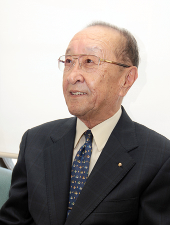 赤穂で初めて日観協関西支部長表彰を受けた寒川信男氏