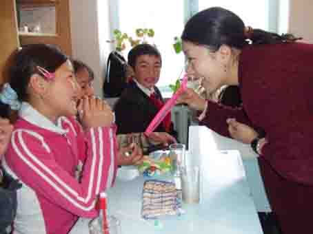 正しい歯ブラシの持ち方を指導する伊藤さん