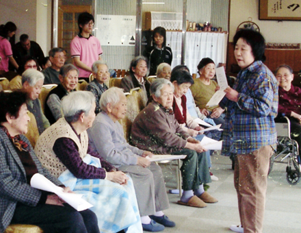 福祉施設で活動する垣内雅美さん