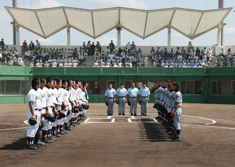 試合前のあいさつを交わす両校ナイン