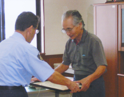 西村玉夫・赤穂署長から表彰状を伝達される大道一弘さん