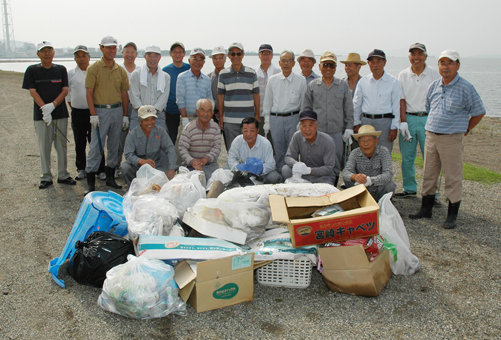 毎月「恋ヶ浜」を清掃している黒崎播磨赤穂工場OBのみなさん