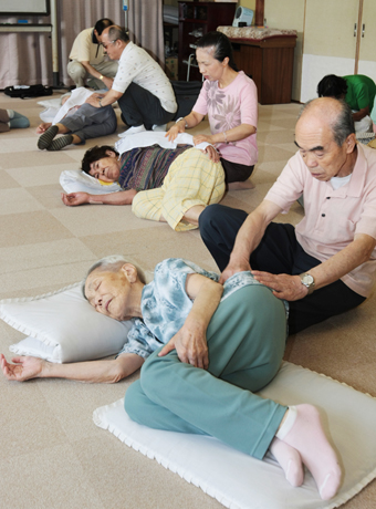 入所のお年寄りたちに喜ばれたマッサージ慰問