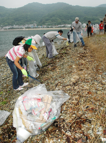 地元住民約500人が参加した一斉清掃