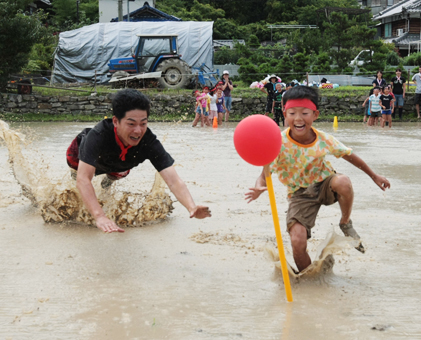 保護者も参加したどろんこ運動会