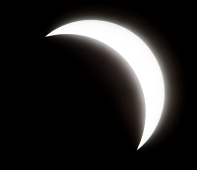 日食により、まるで三日月のような形に欠けた太陽