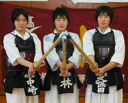 「今年こそは予選突破」と意気込む相生産剣道部の＝右から＝久保田、林、中崎選手
