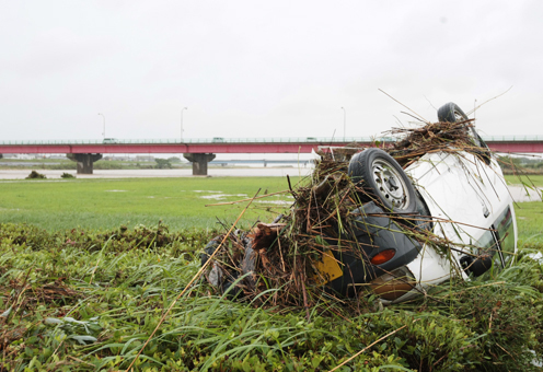 川の増水によって流されて転覆したと思われる自動車