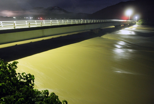 橋げた近くまで水位が上がった千種川=10日午前2時51分、中山の富原橋