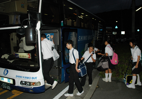期待に胸をふくらませてバスに乗り込む生徒たち
