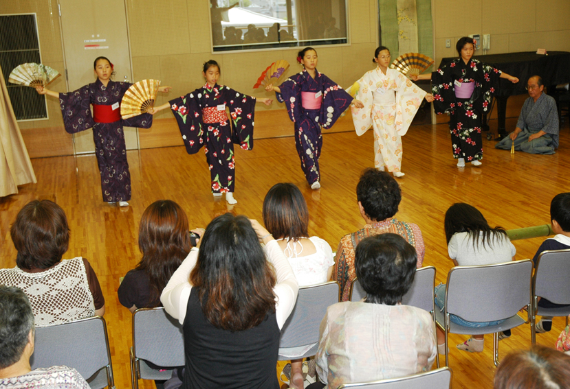 練習の成果を発表した能楽教室の子どもたち