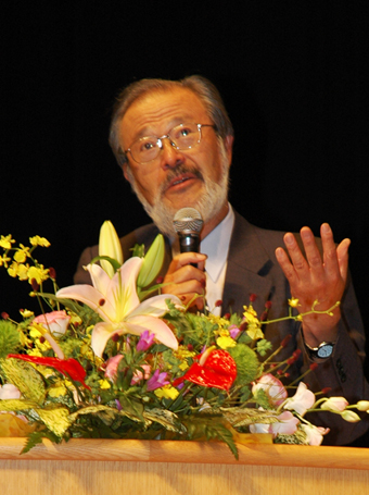 救急医療の現状と課題について講演する邉見公雄・赤穂市民病院名誉院長