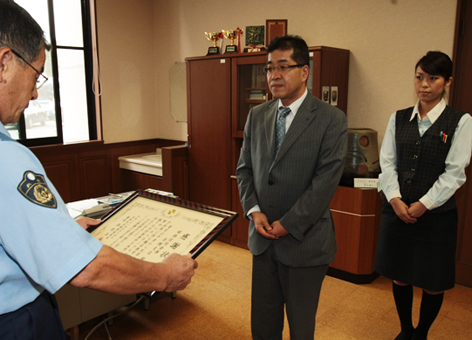 振り込め詐欺を未然に防ぎ感謝状を贈られる姫路信用金庫赤穂支店の玉田孝史支店長と上川沙織さん