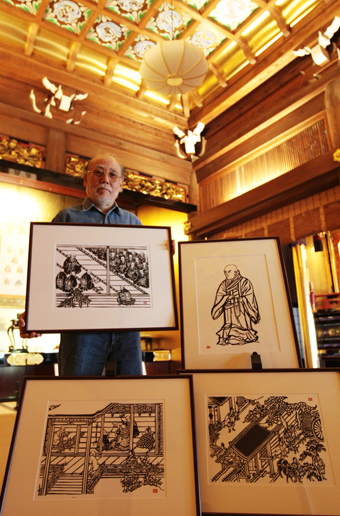 親鸞聖人の生涯を描いた版画作品と作者の佐野正幸さん