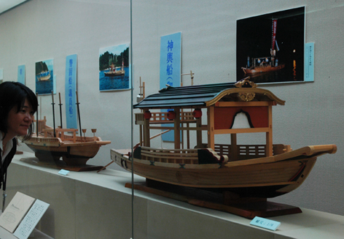 精巧に作られた和船を陳列している模型展