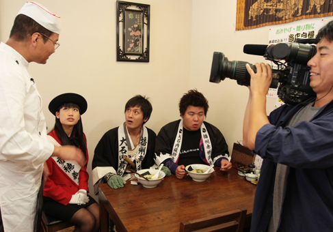 播州赤穂塩ラーメンについて店主から話を聞くミサイルマン