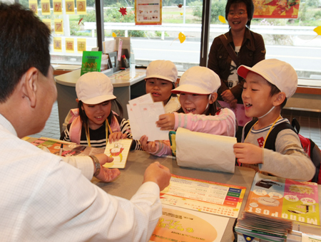 校区内の店舗、施設を見学した児童たち